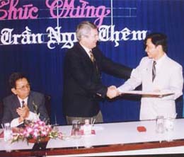 Tổng lãnh sự Nga trao bằng viện sĩ VHLKHTN-1999