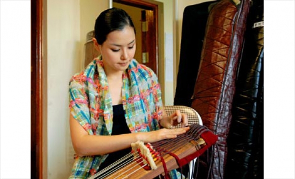Hoa hậu Hàn Quốc 2006 Honey Lee ngạc nhiên với đàn bầu VN
