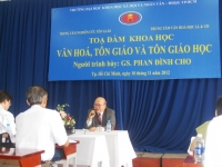 GS. Phan Đình Cho thuyết trình về “Văn hoá, tôn giáo và Tôn giáo học”