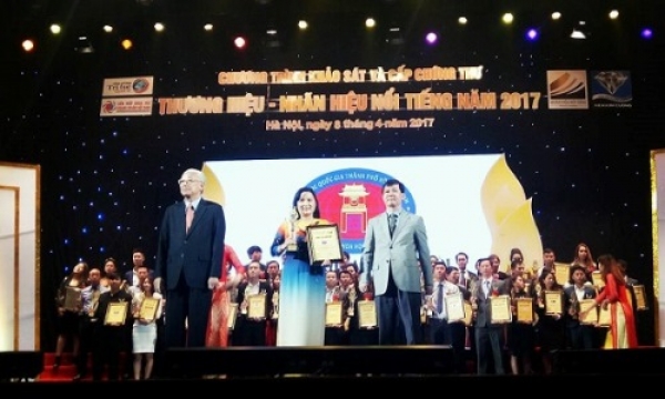 Trường ĐH KHXH&amp;NV nhận chứng thư thương hiệu – nhãn hiệu nổi tiếng năm 2017