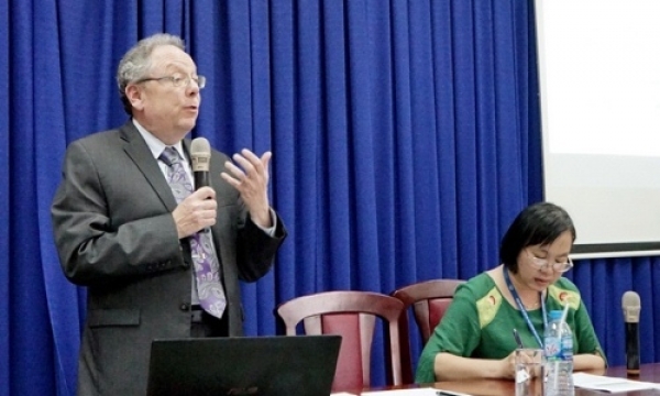 GS.TS. Andrew D. Gordon nói chuyện chuyên đề: “Du lịch về miền tang thương: Tiếp cận từ góc độ Toàn cầu, Quốc gia và Địa phương”