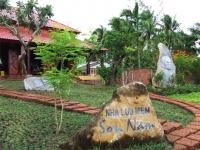 Huỳnh Công Tín. Hạt bụi nghiêng mình